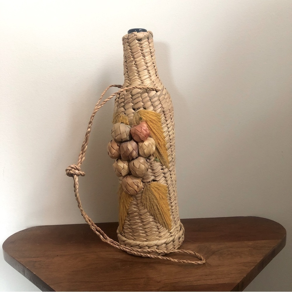VINTAGE wicker/rattan wine bottle holder